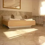 R1 Rolleder Apartman-haz 3* Siklos