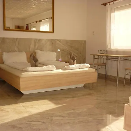 R1 Rolléder Apartman-ház Pensión Siklós