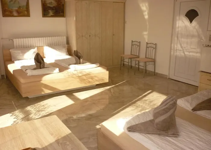 R1 Rolleder Apartman-haz 3* Siklós
