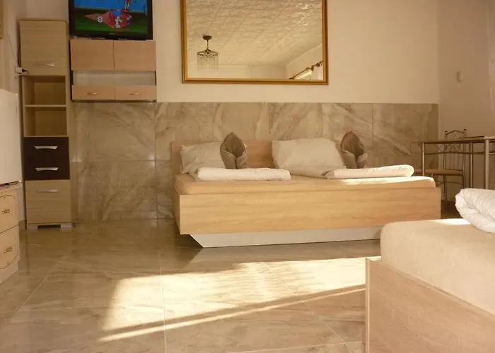 R1 Rolleder Apartman-haz 3* Siklós