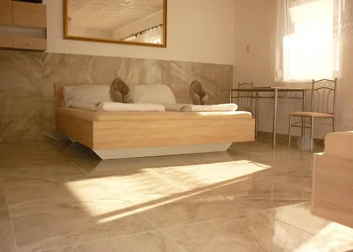 R1 Rolleder Apartman-haz 3* Siklós